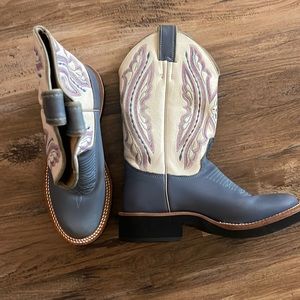 Justin's boots size 5.5...